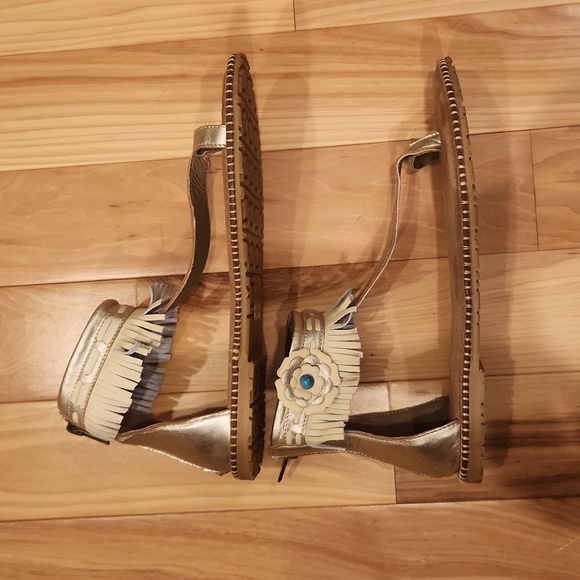 New Manitobah Mukluks Wasaga leather ankle sandals, metallic champage - Picture 4 of 8